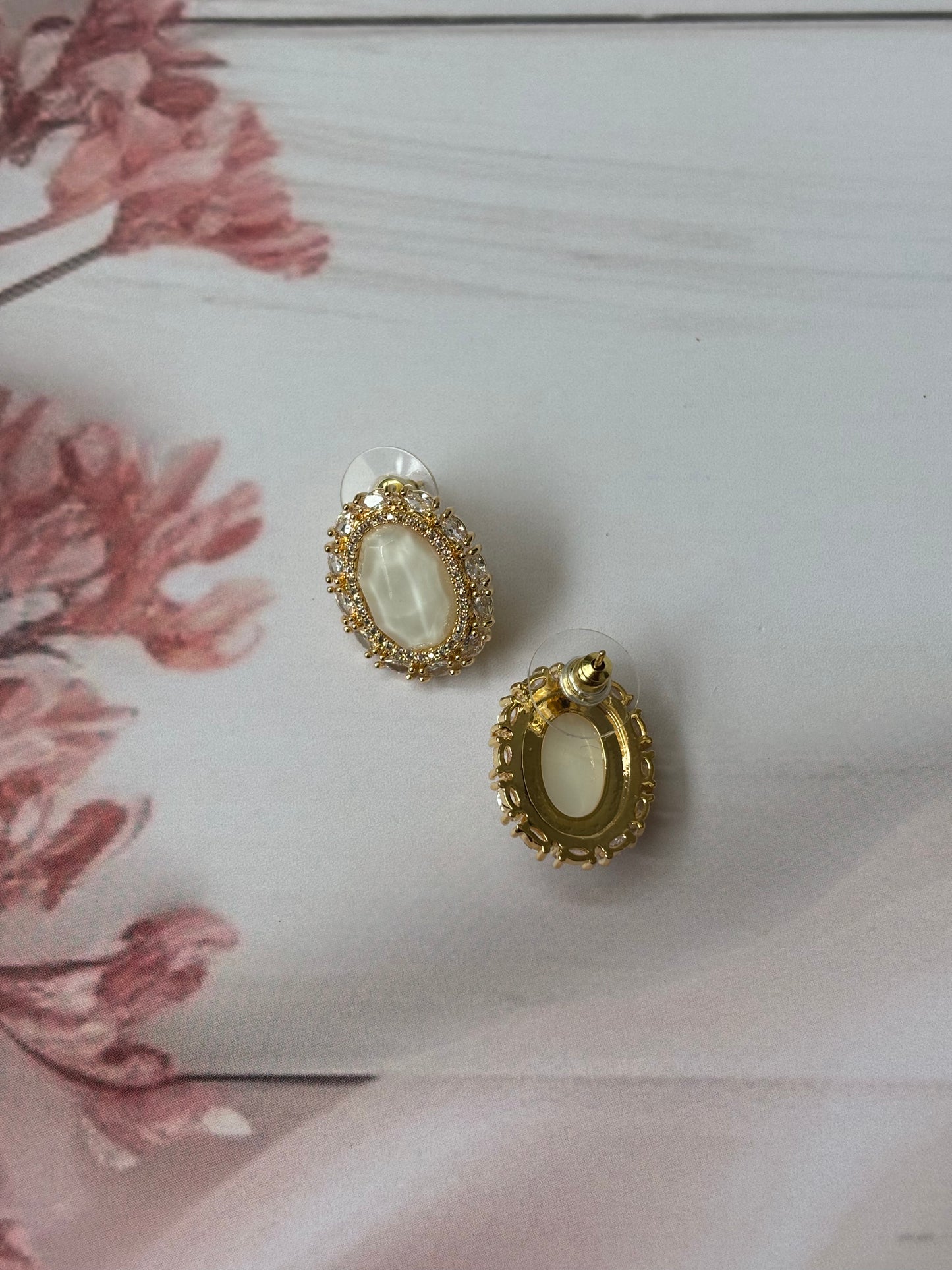 Mother of pearl Oval studs