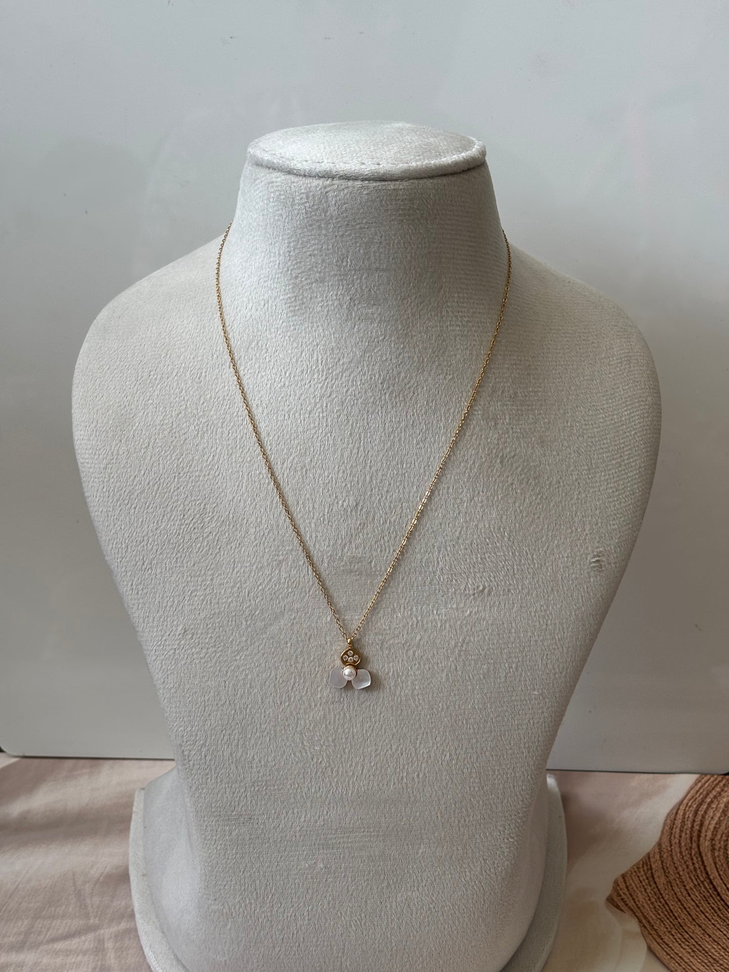 Tri petal flower pendant necklace
