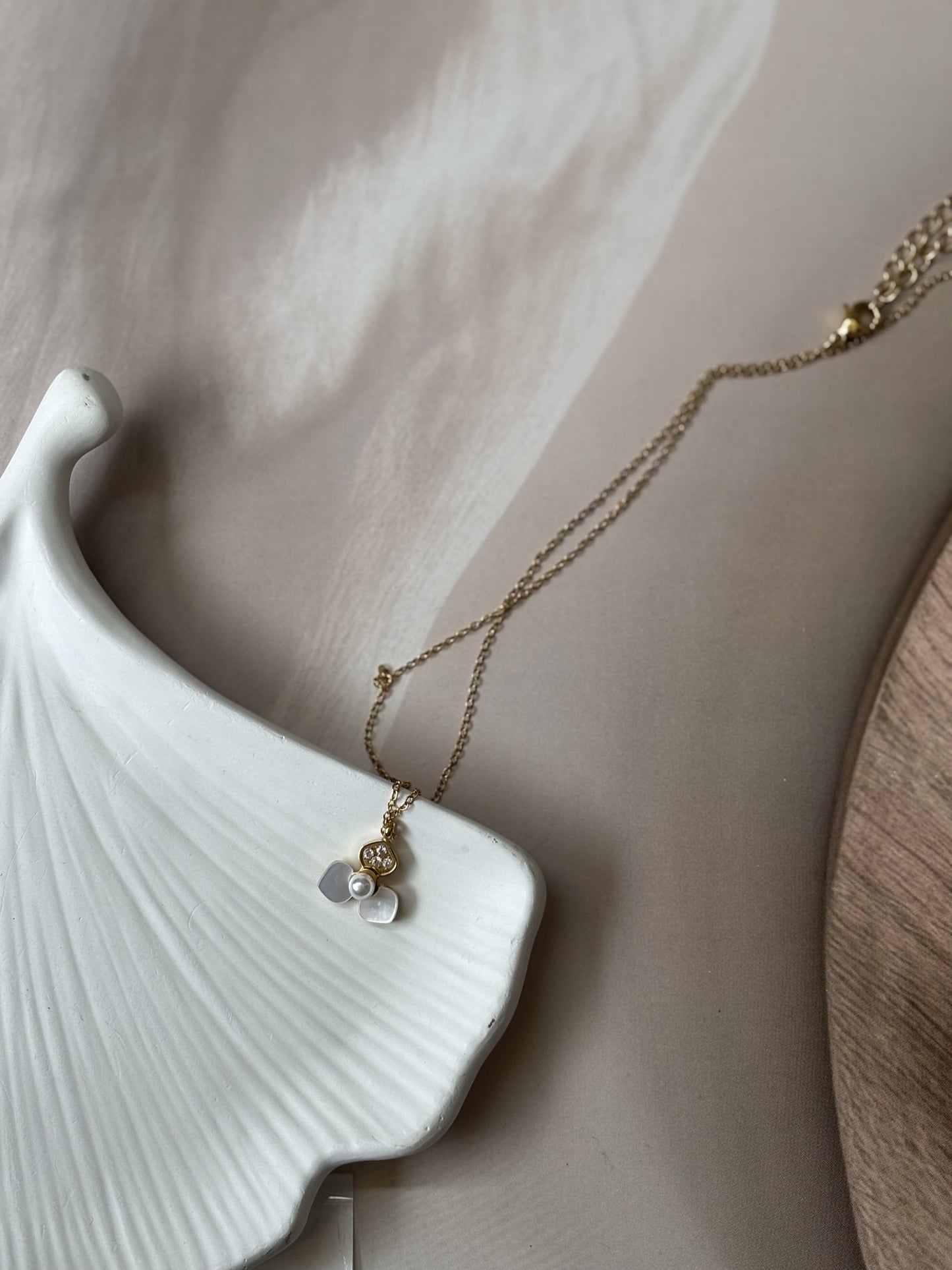 Tri petal flower pendant necklace