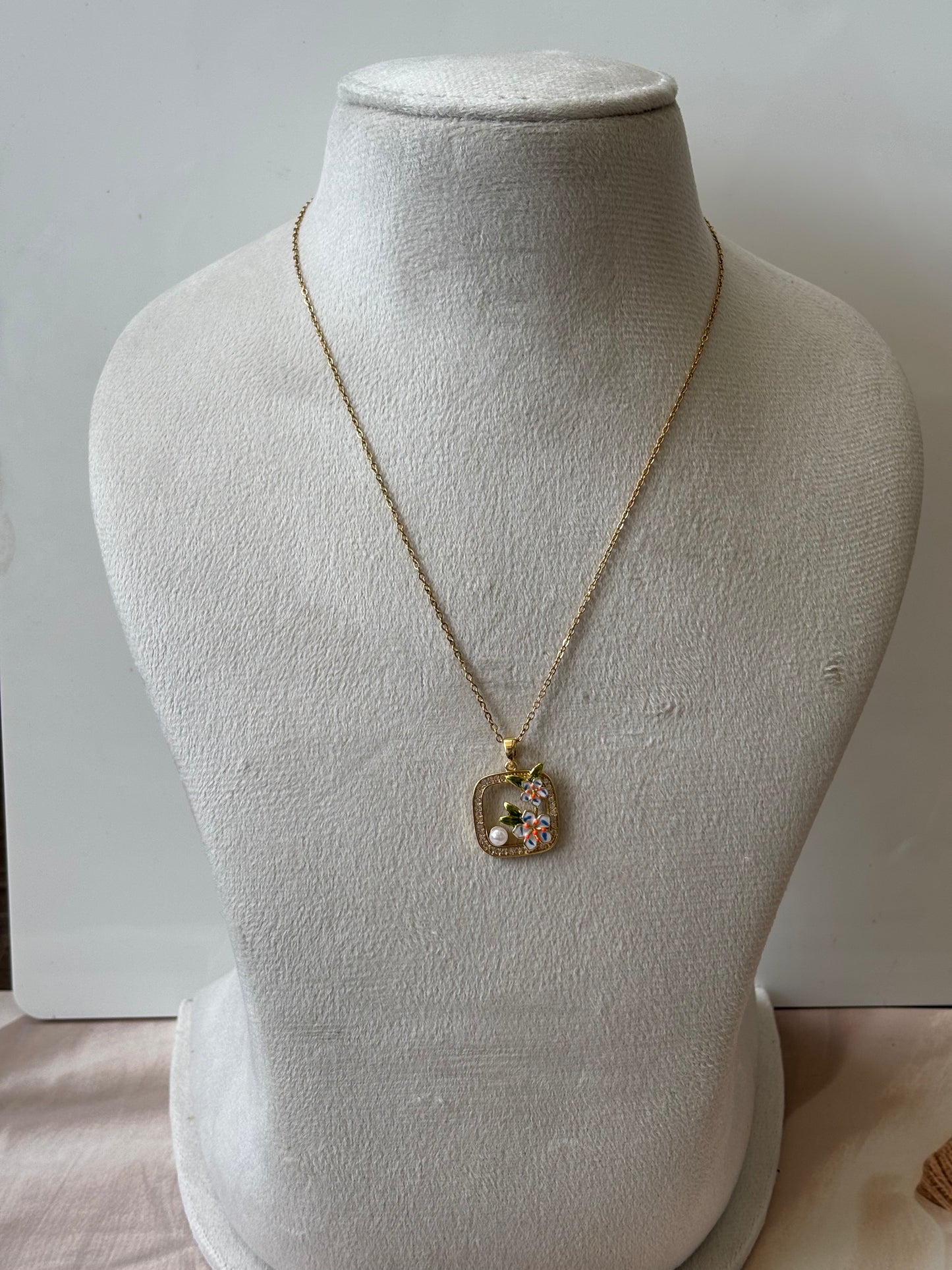 Orange flowery metallic pendant necklace