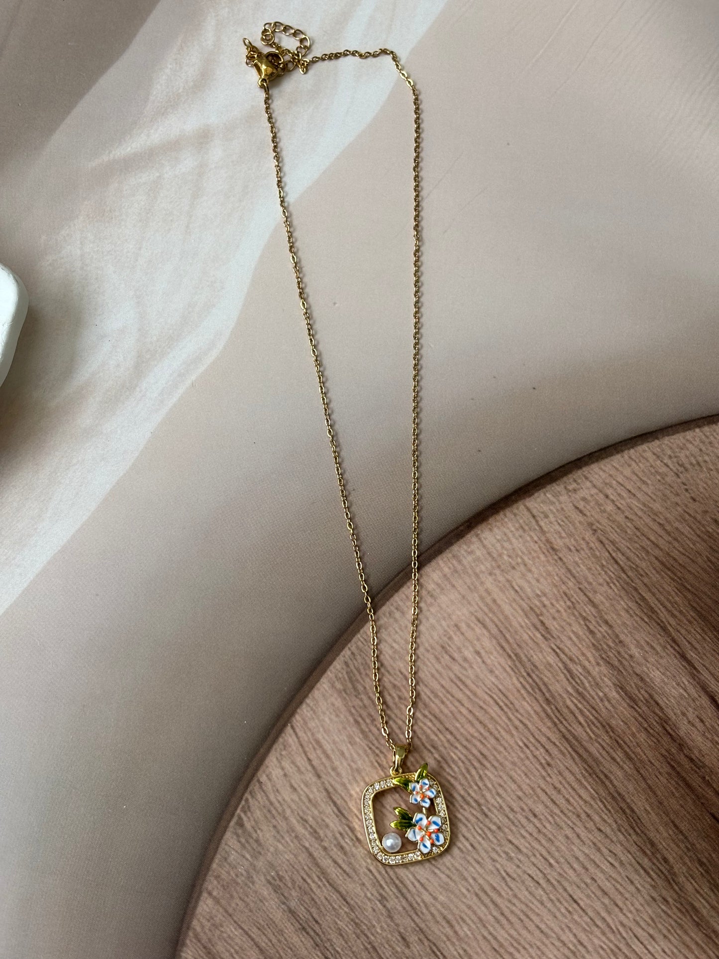 Orange flowery metallic pendant necklace
