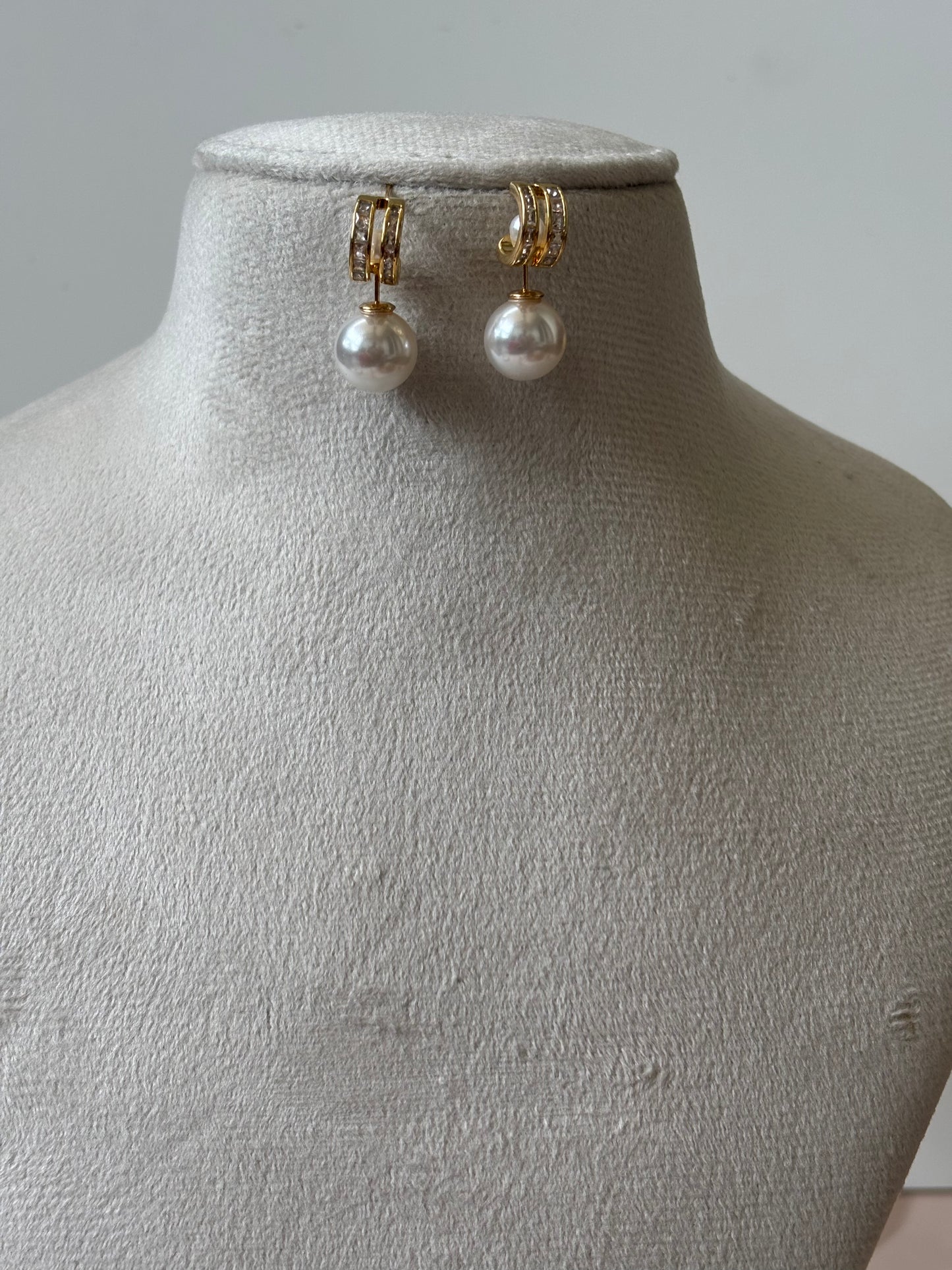 Hanging round pearl dangler earrings