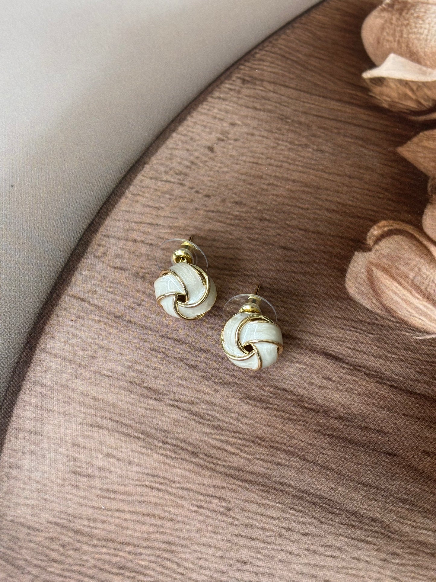 White wowen basket studs
