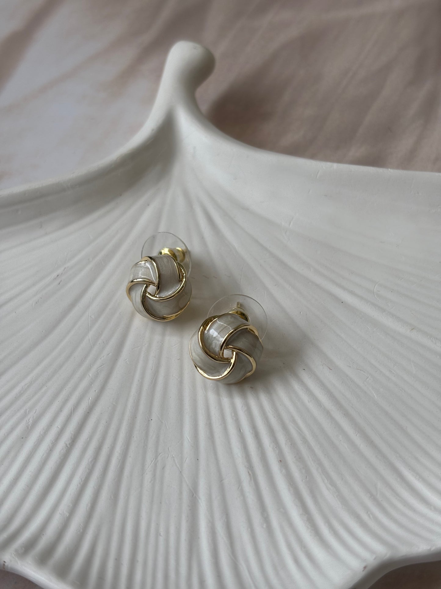 White wowen basket studs