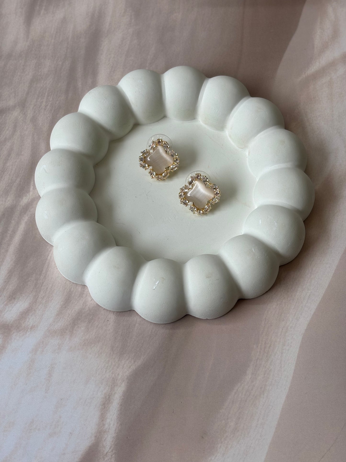 Biege Ad stone studs