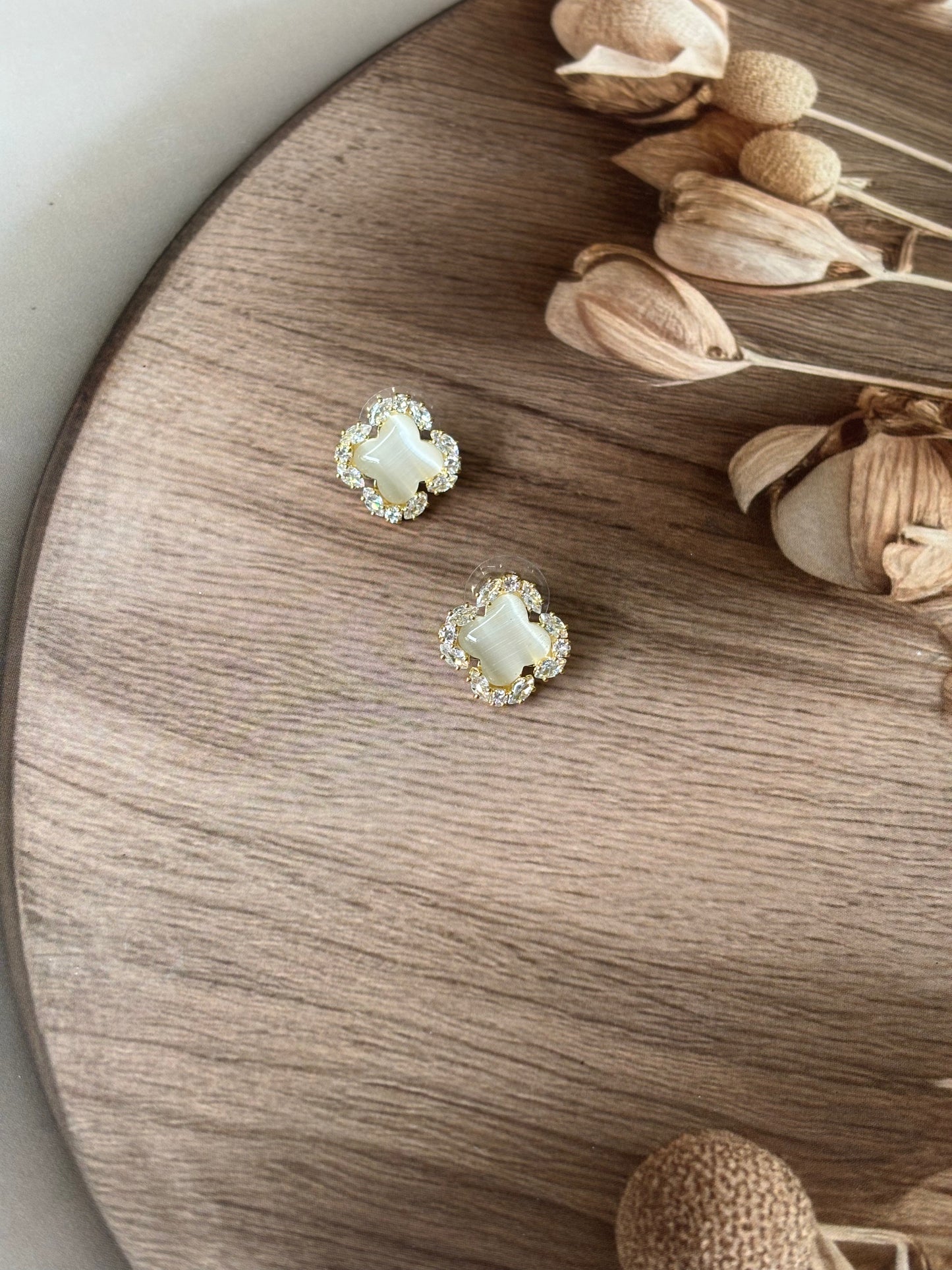 Biege Ad stone studs