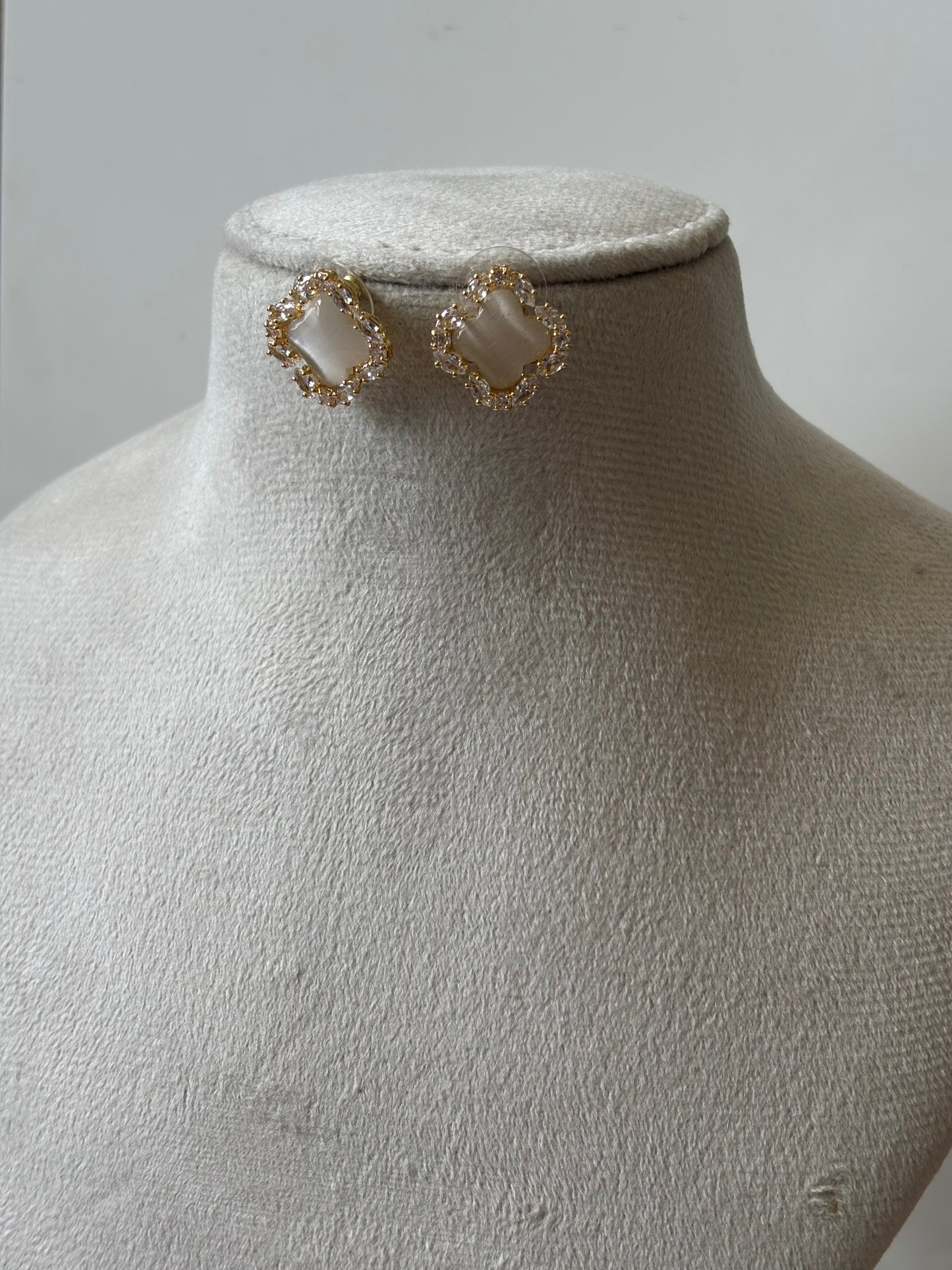 Biege Ad stone studs