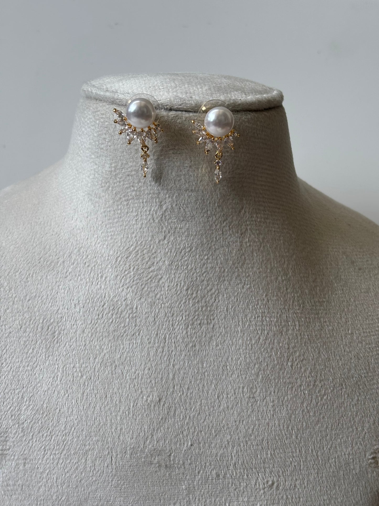White Sunshine pearl studs