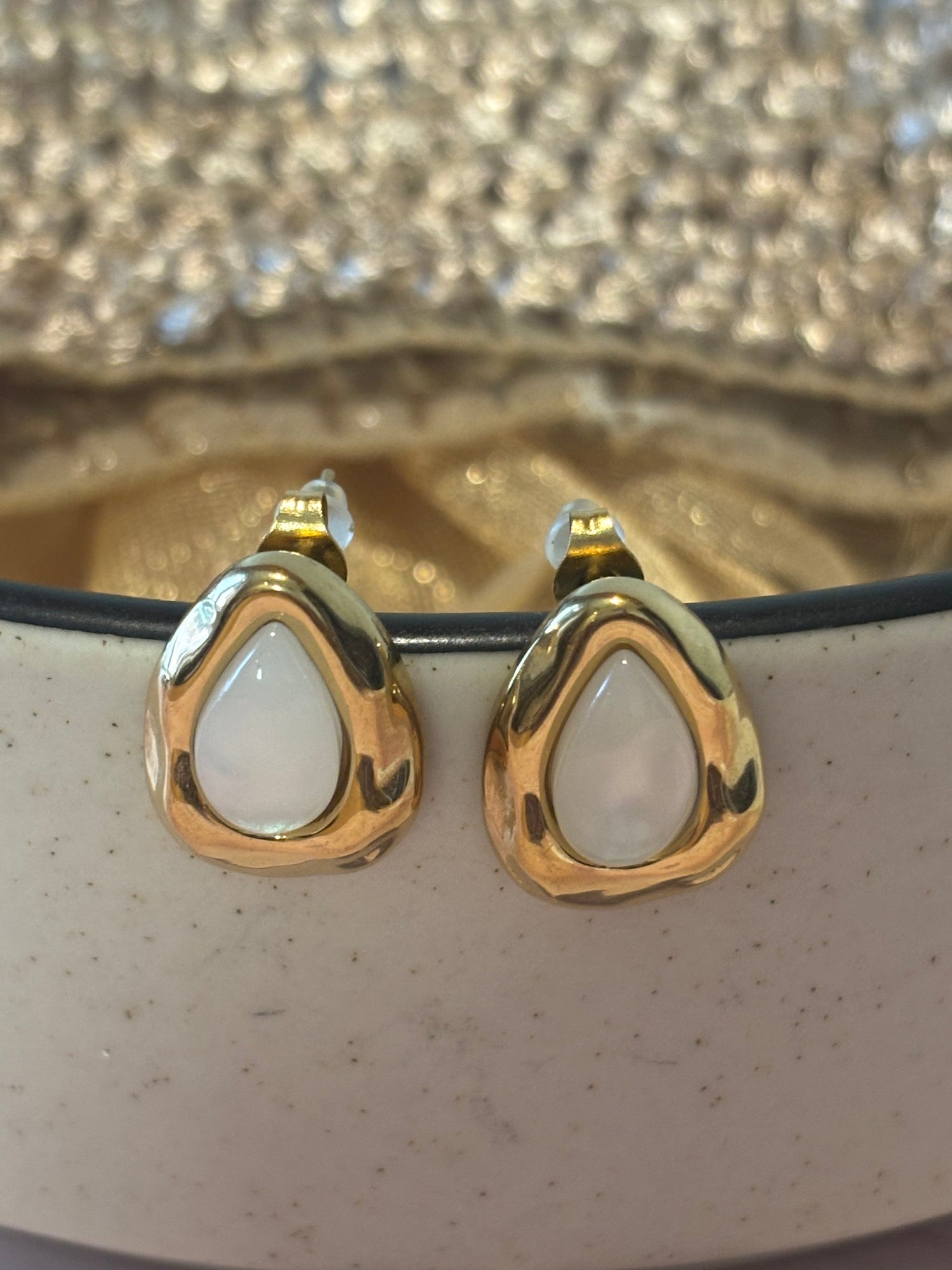 White monalisa stone studs