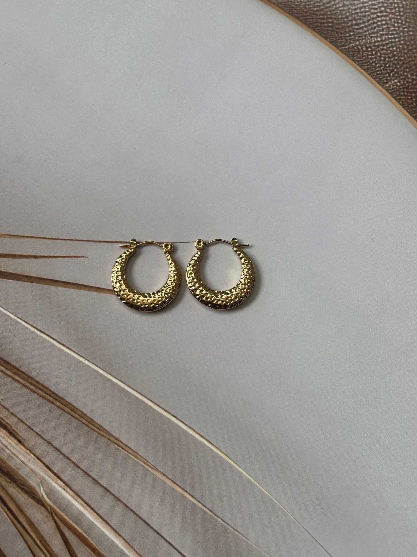 Crumbled round hoops