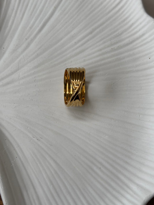 Broad criss cross ring