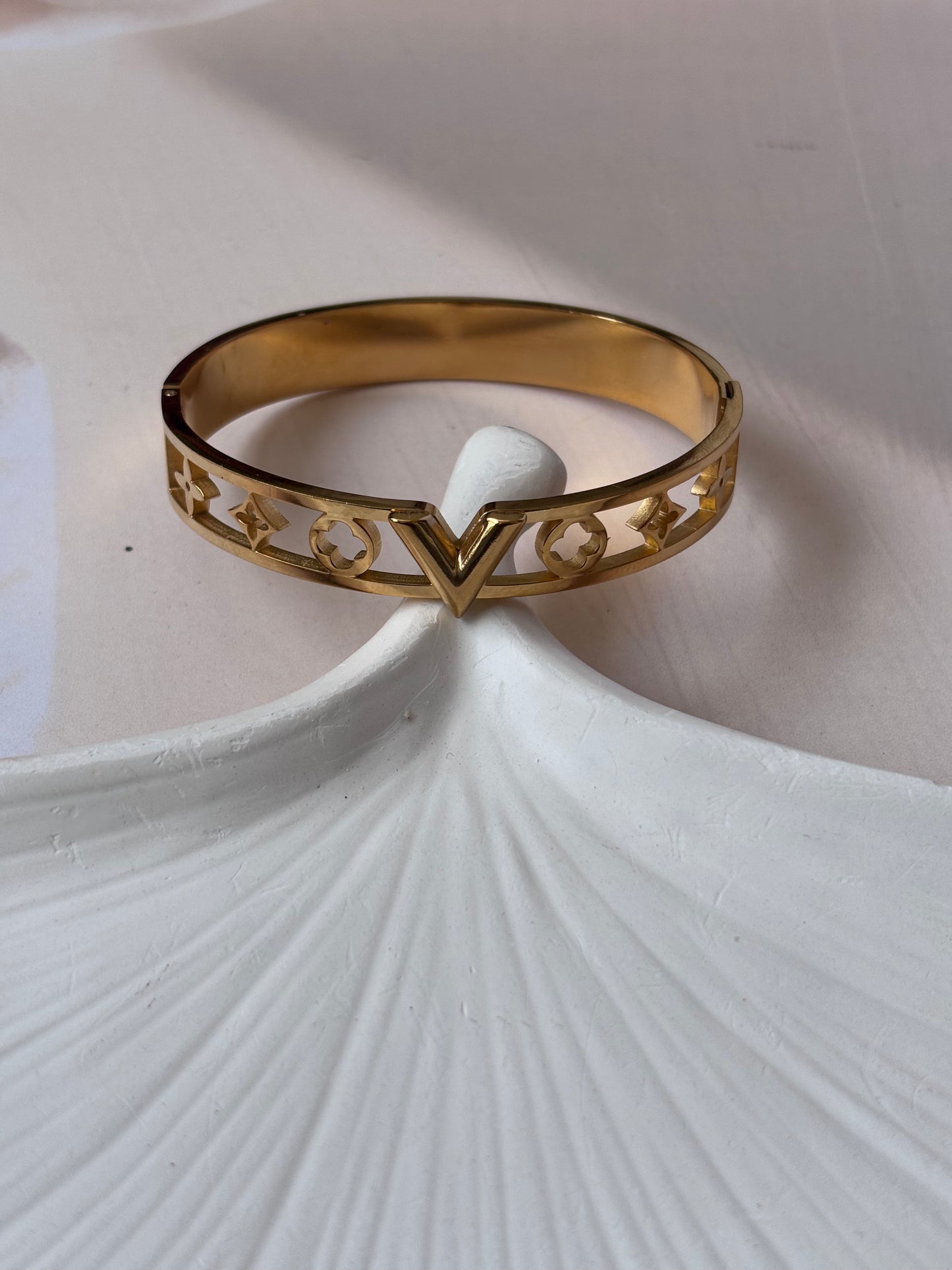 V motifs Golden kada