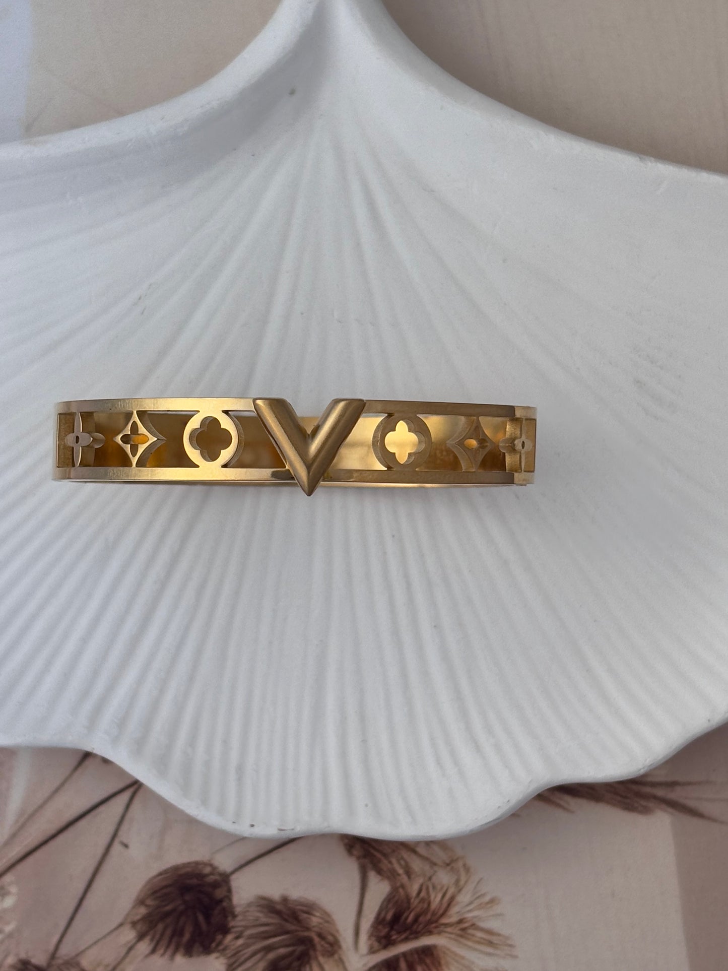 V motifs Golden kada