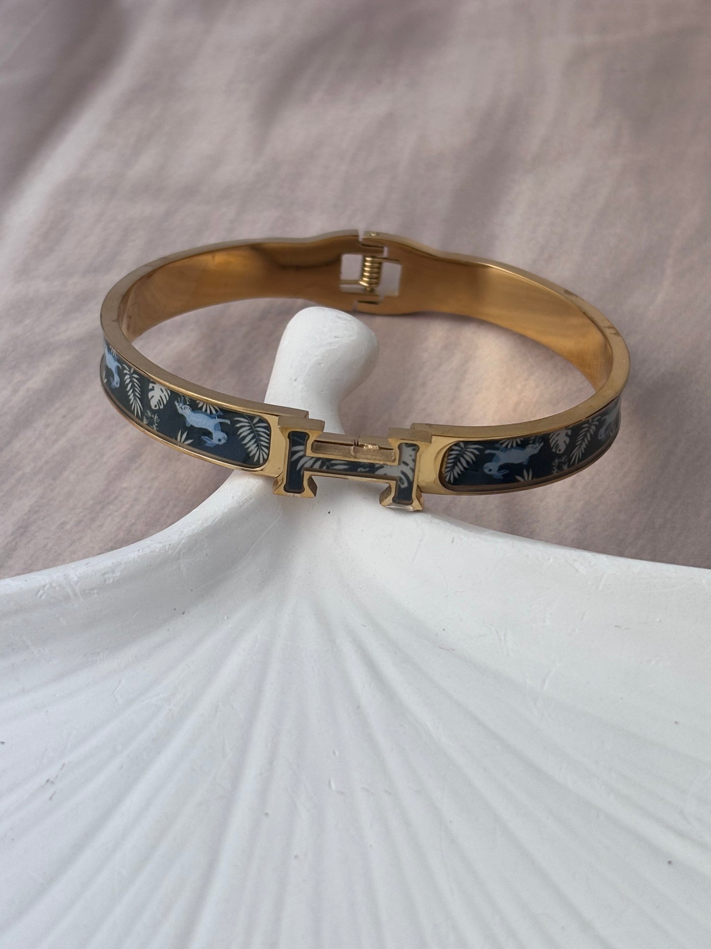 H sticker sleek kada