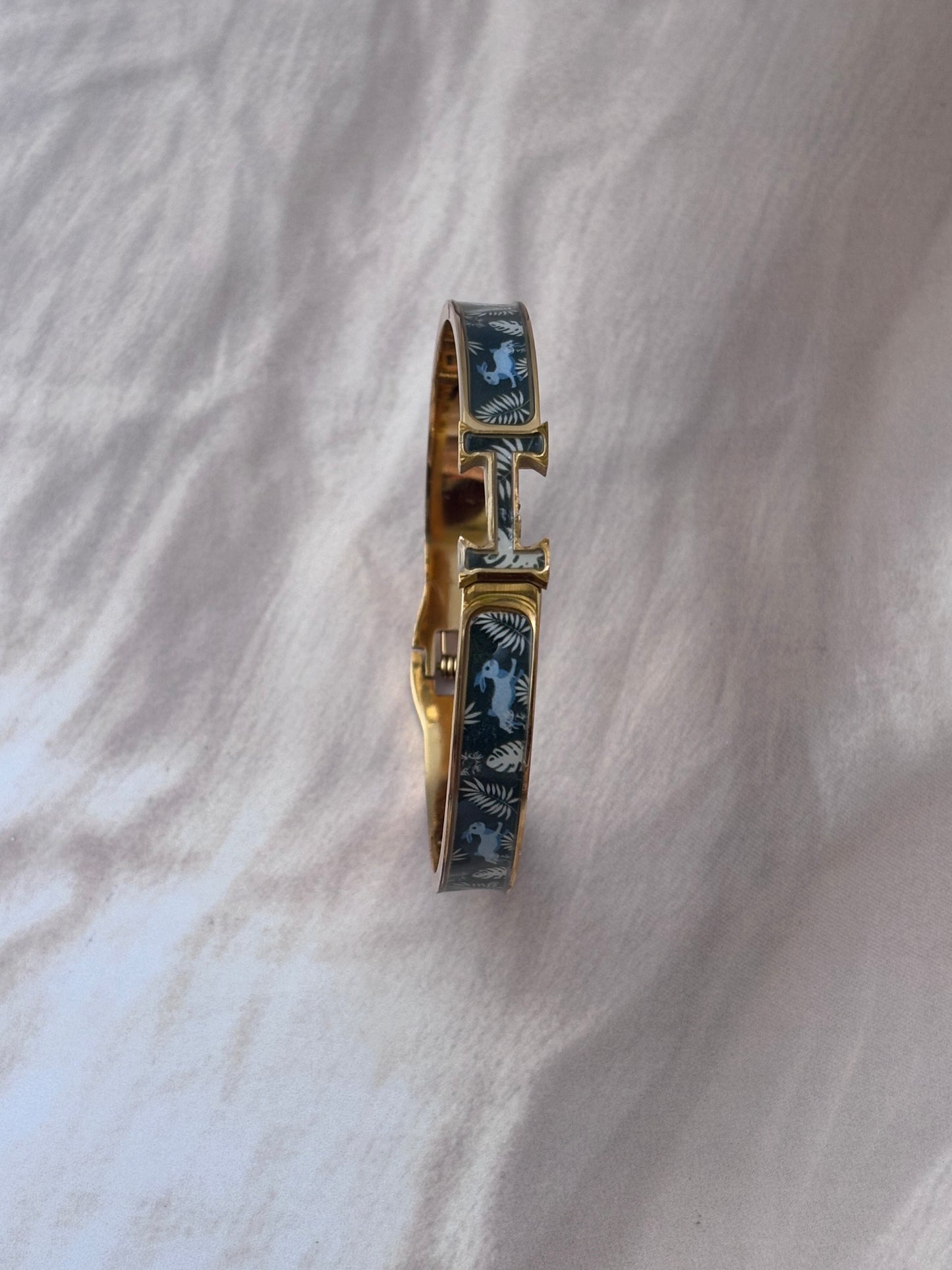 H sticker sleek kada