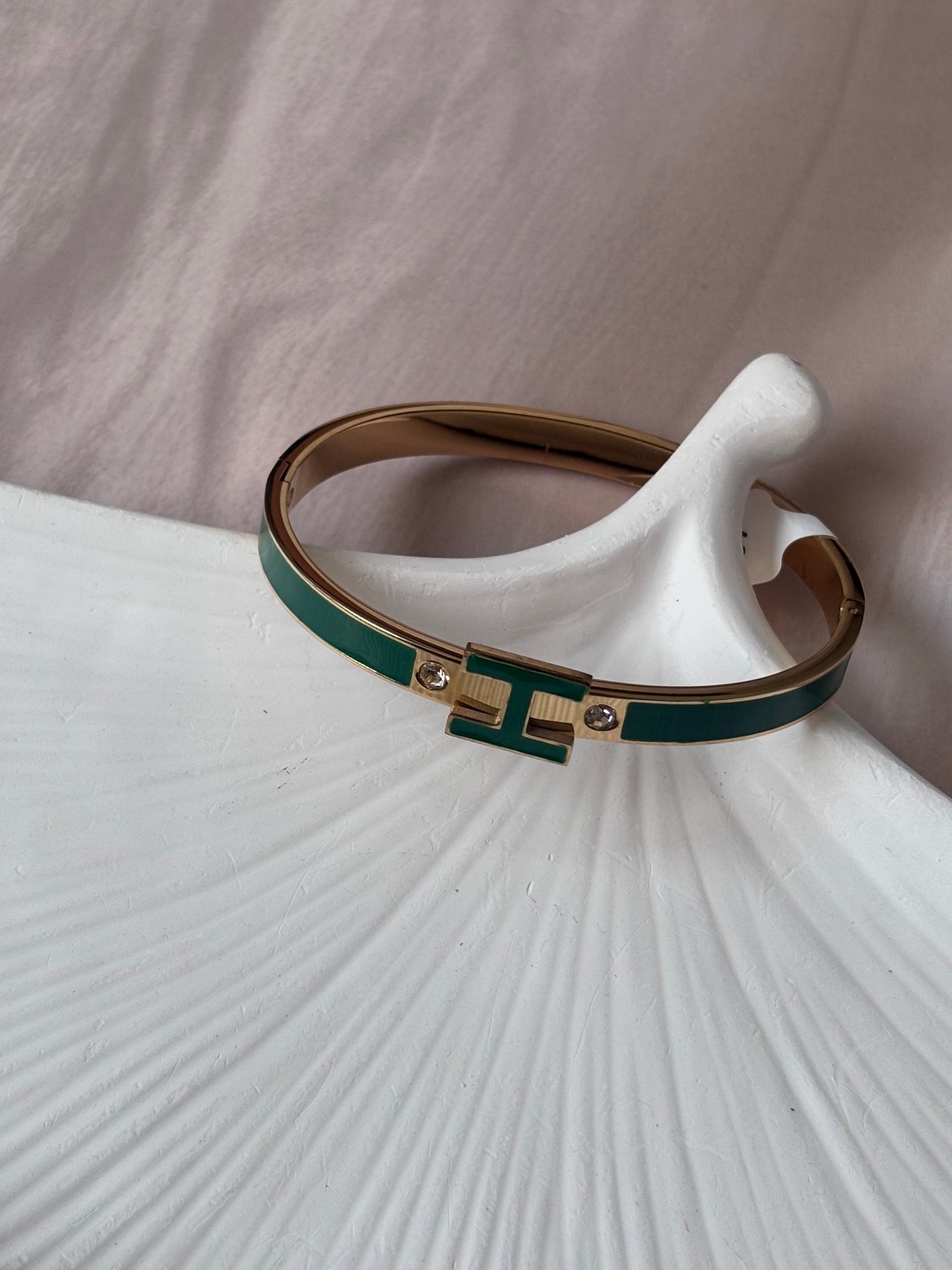 H sticker sleek kada