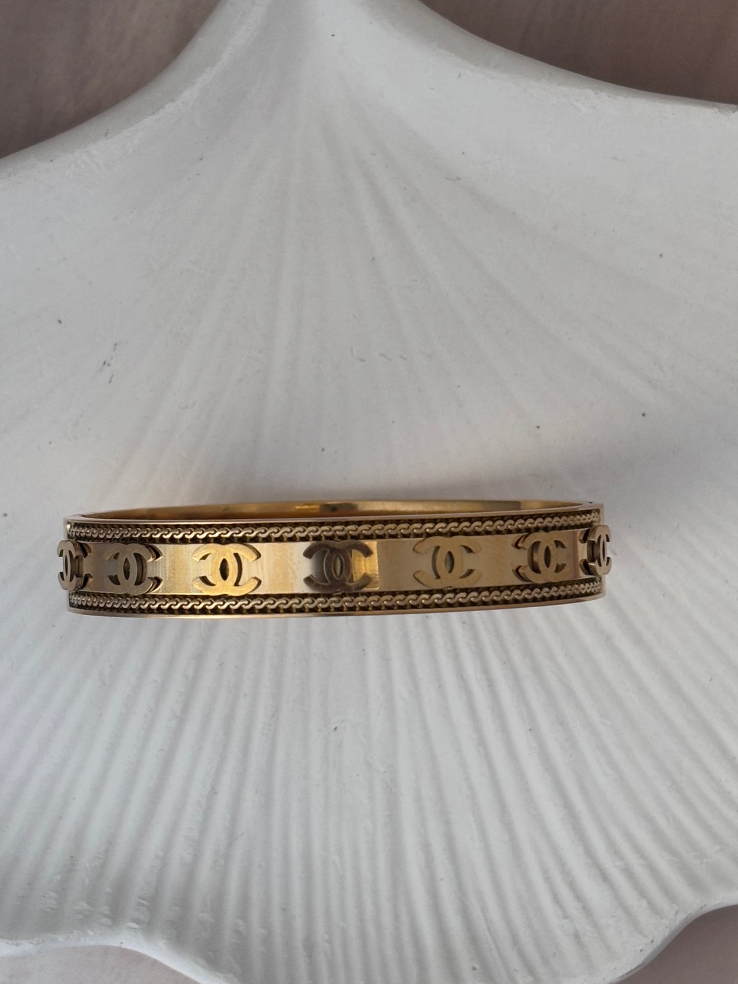 Golden )( kada bracelet