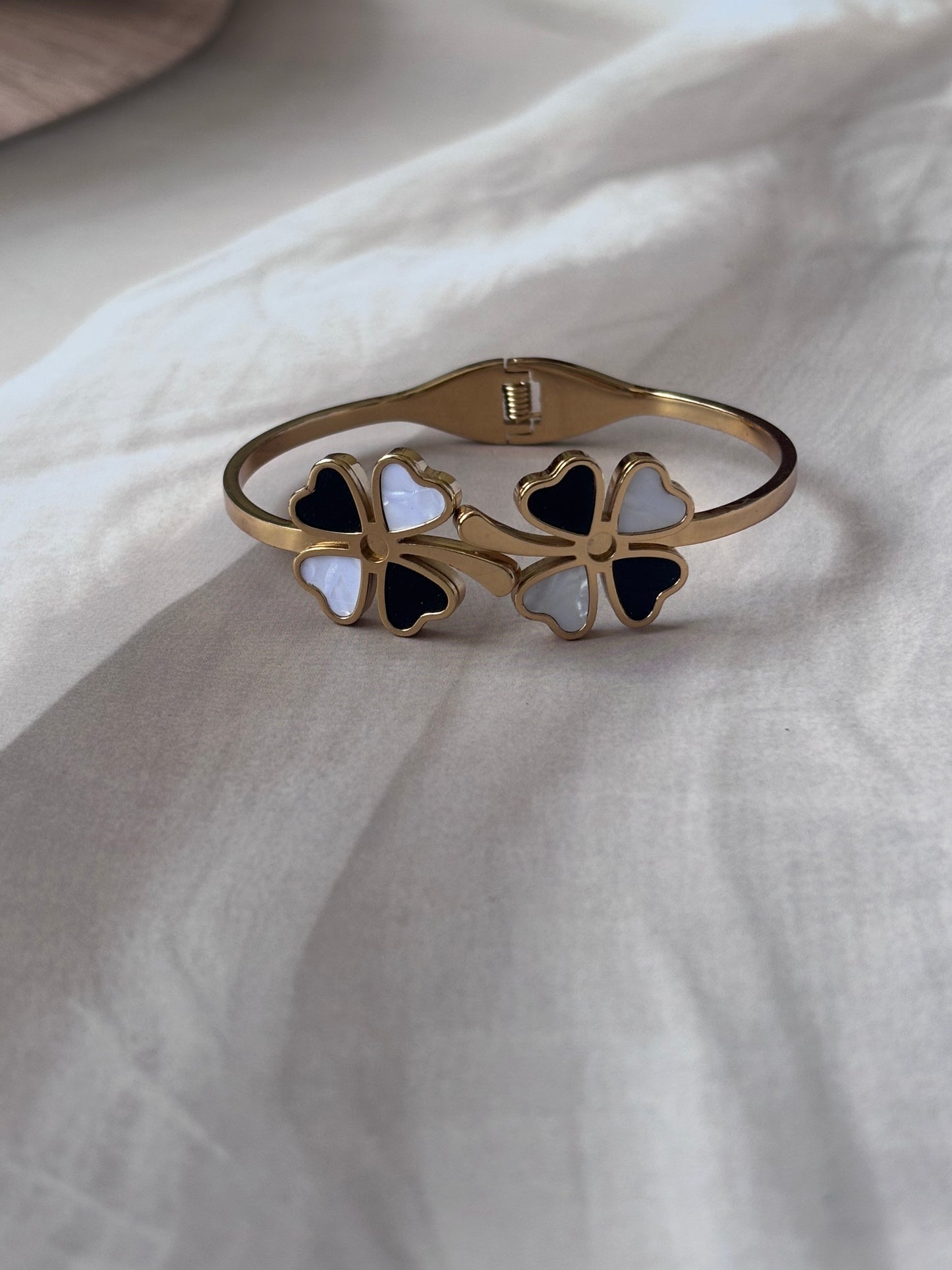 Black and white heart leaf kada