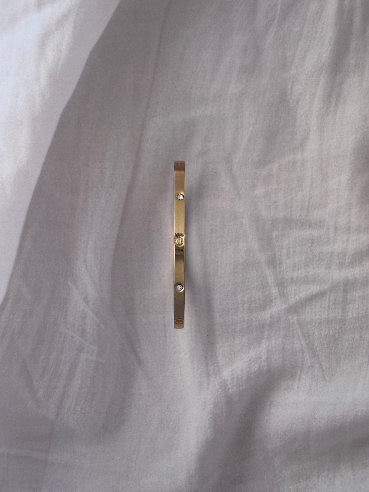 Sleek alternate stone bracelet