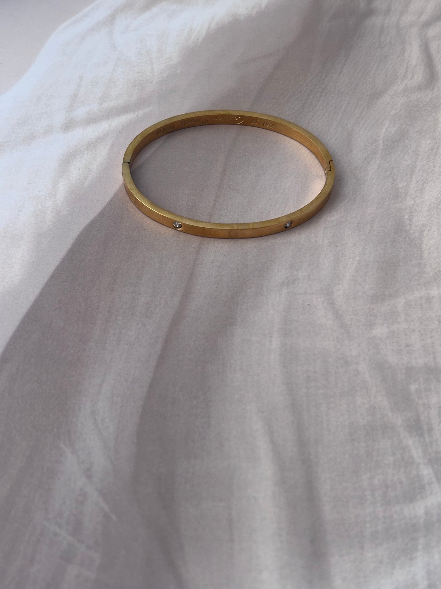 Sleek alternate stone bracelet