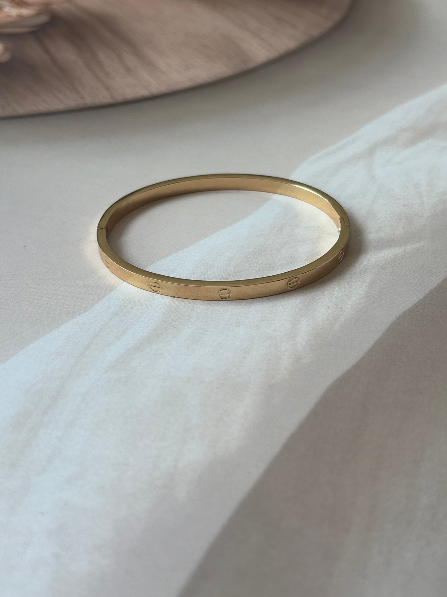 Sleek alternate stone bracelet