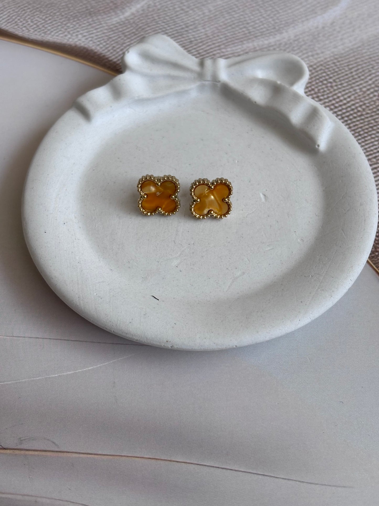 Antitarnish Clover leaf studs