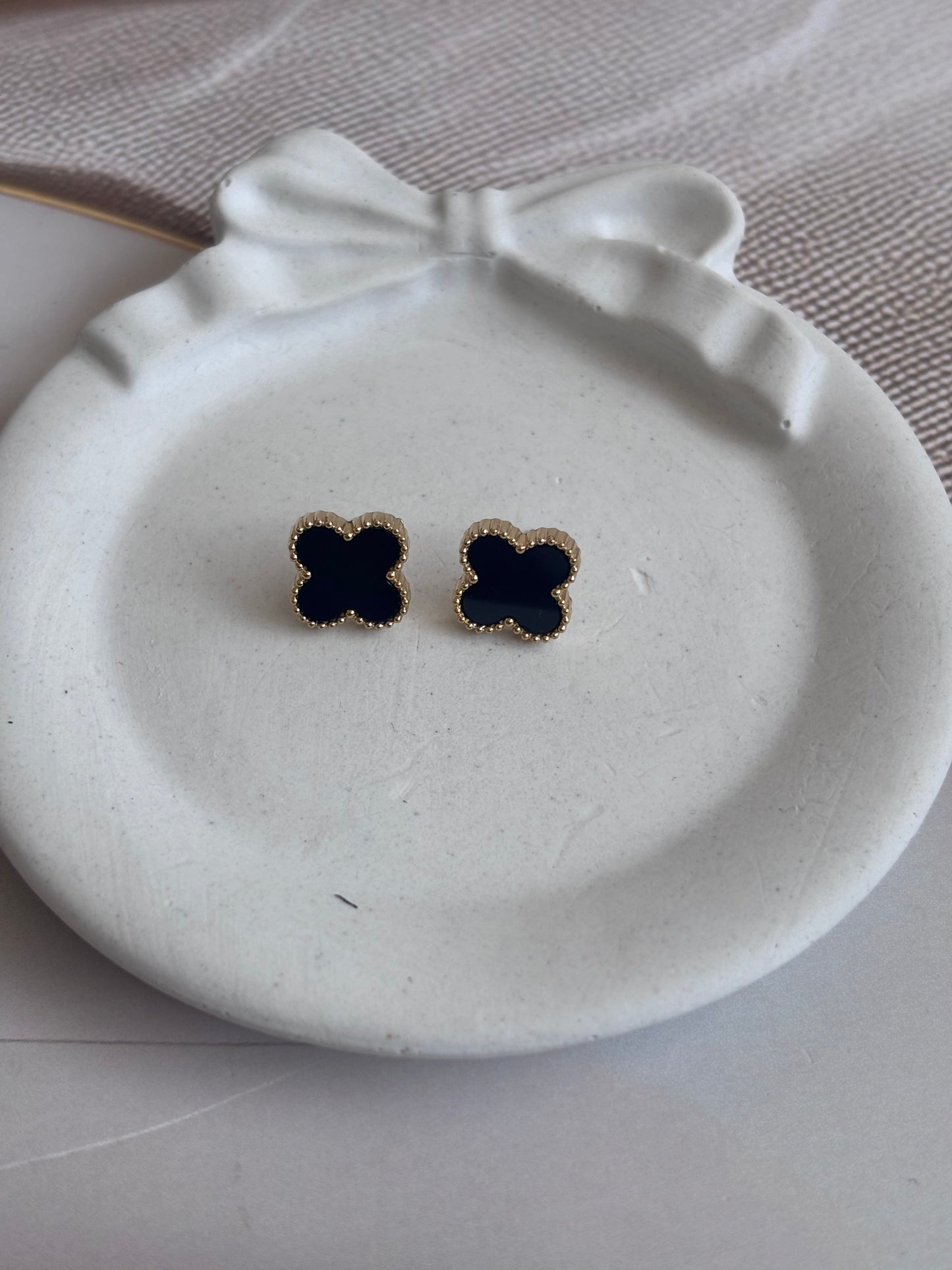 Antitarnish Clover leaf studs