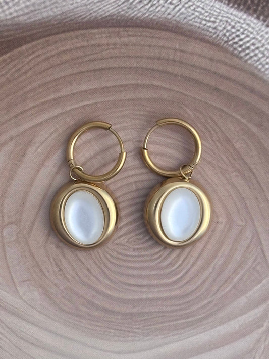 Biggie pearly dangling earring