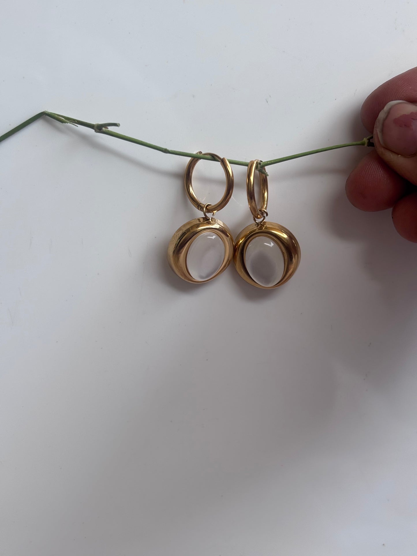 Biggie pearly dangling earring