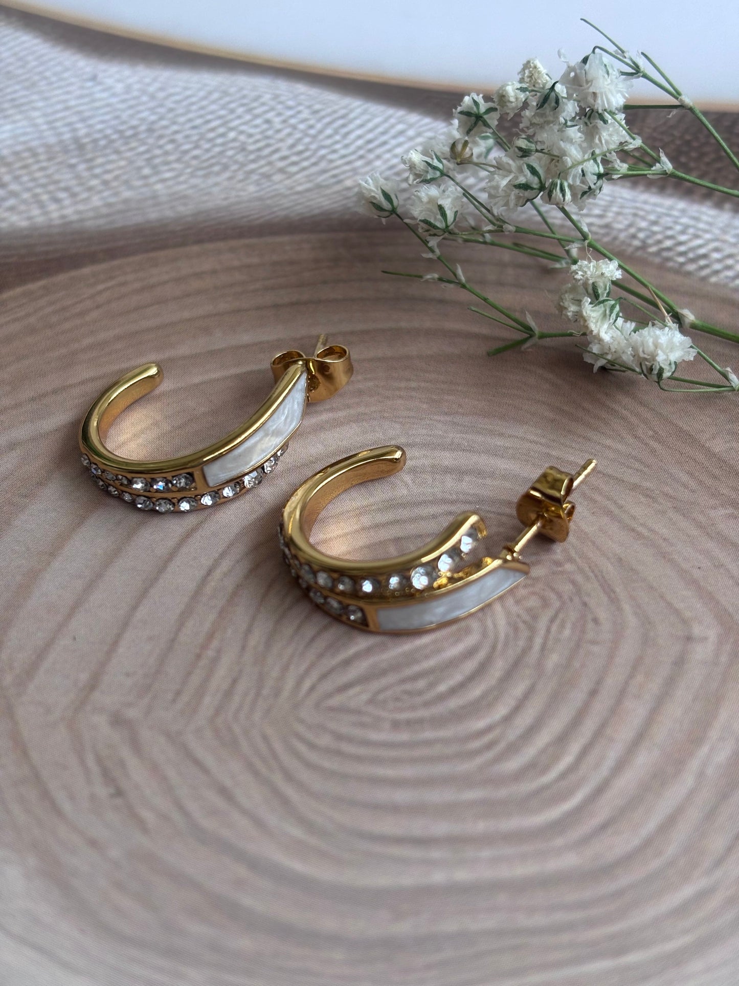 Haff Curve Mop Studded earringh