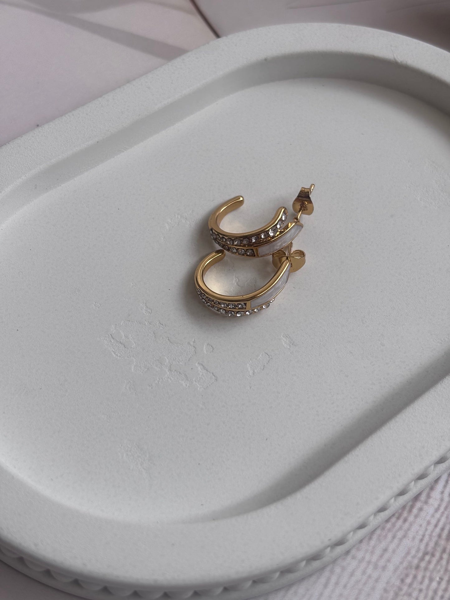 Haff Curve Mop Studded earringh