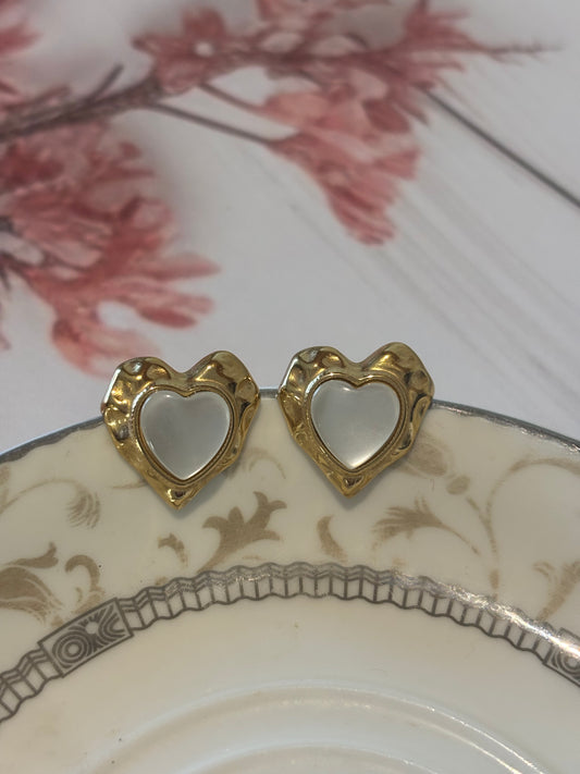 Monalisa stone heart shape studs
