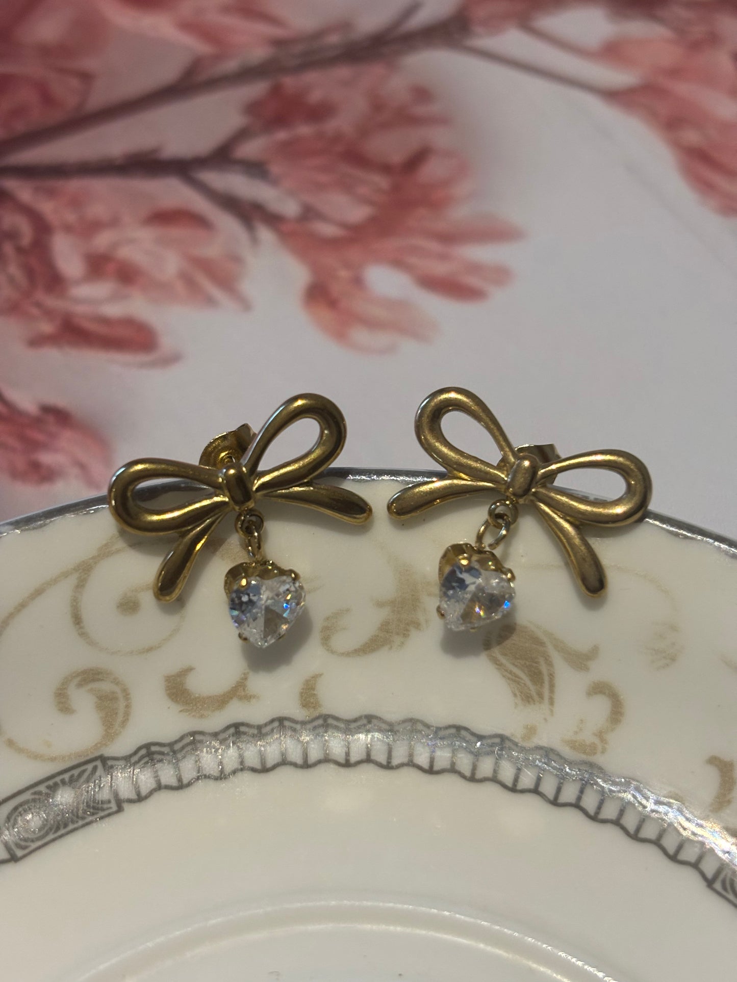 Bow earring with hanging stone
