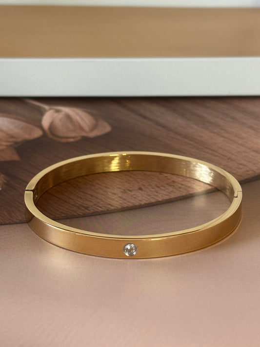 Golden single stone bracelet kada