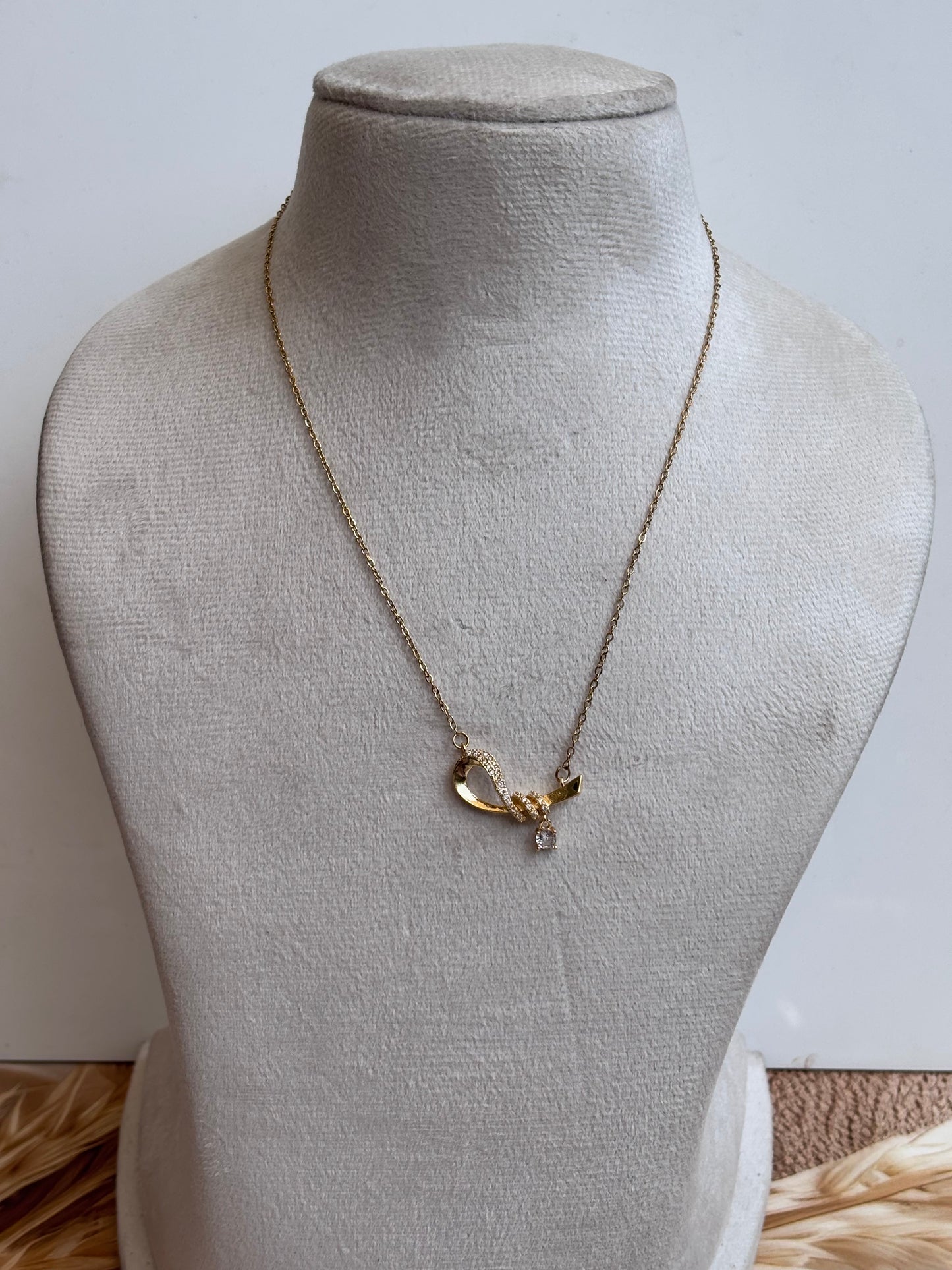 Studded curvy Necklace