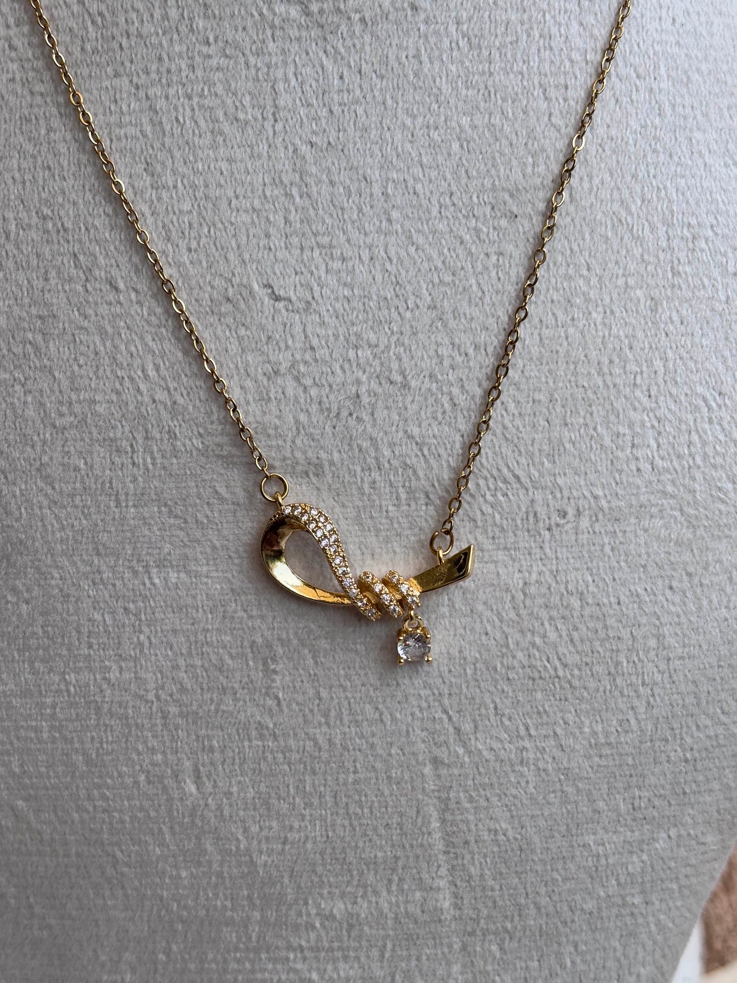 Studded curvy Necklace