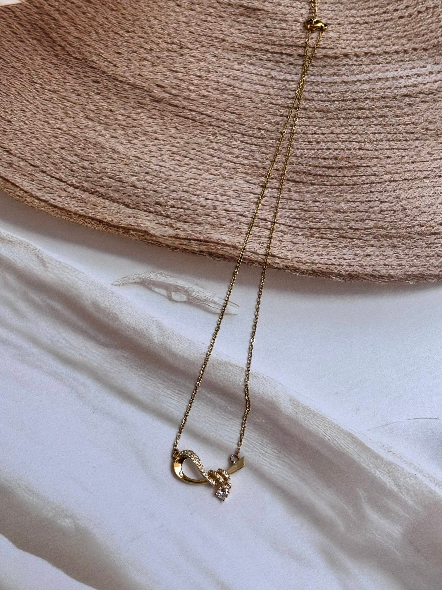 Studded curvy Necklace