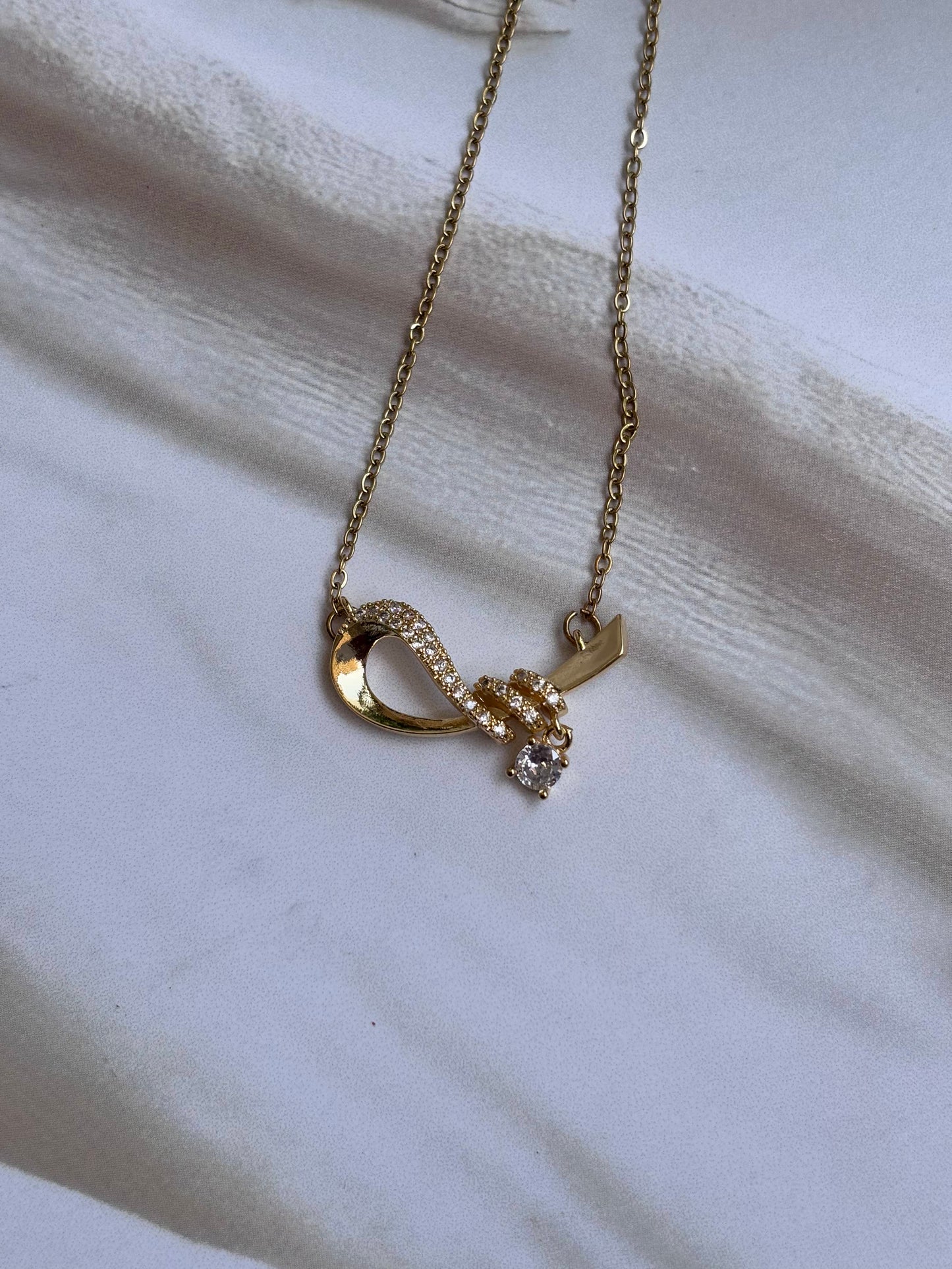 Studded curvy Necklace