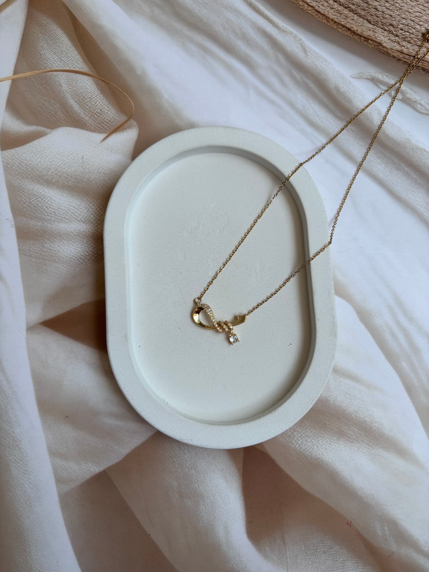 Studded curvy Necklace