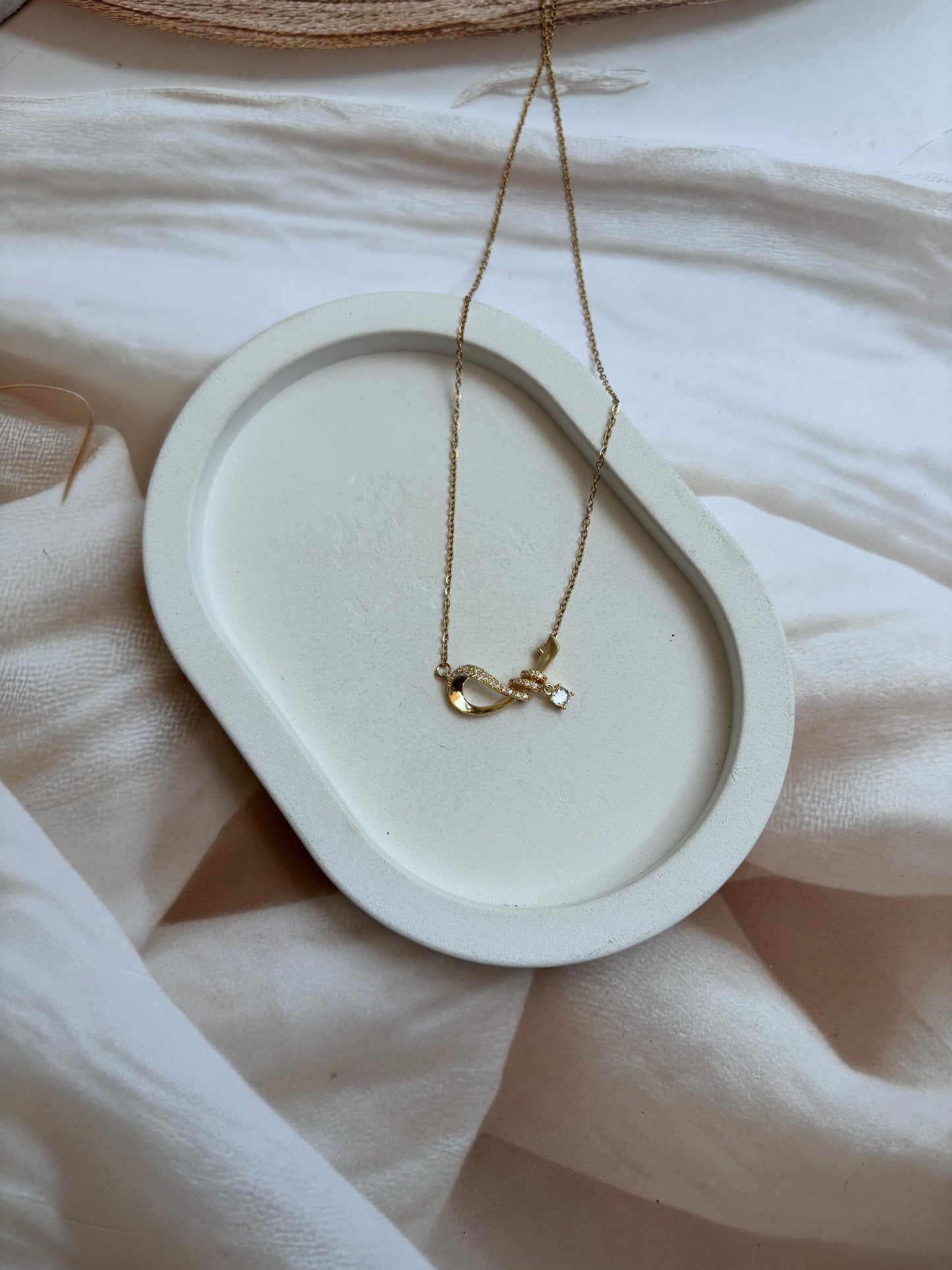 Studded curvy Necklace