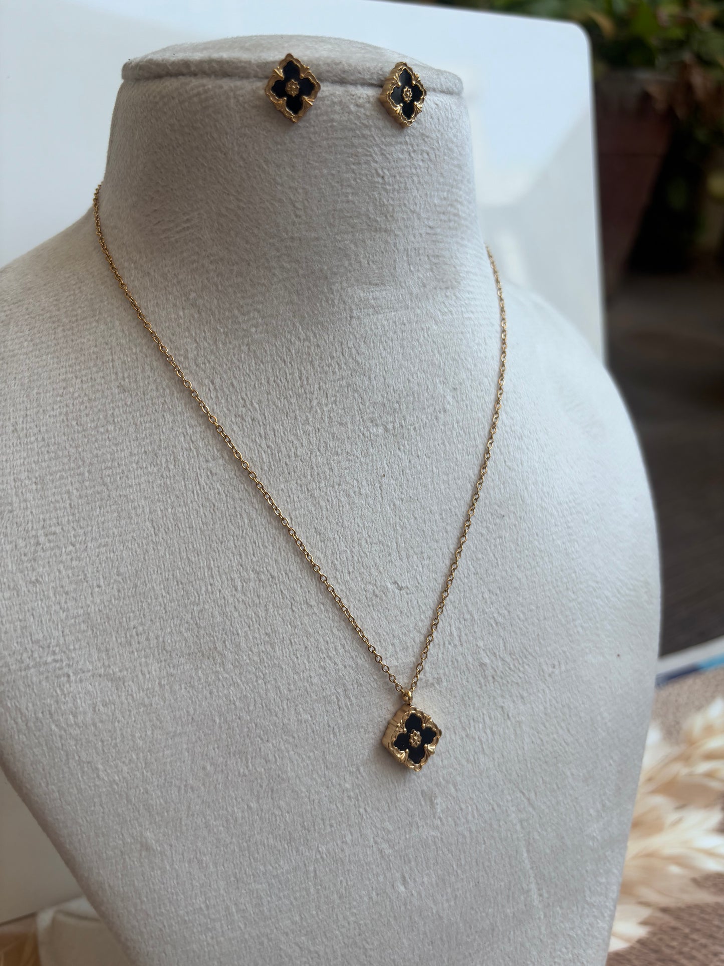 Black kite flower necklace studs set