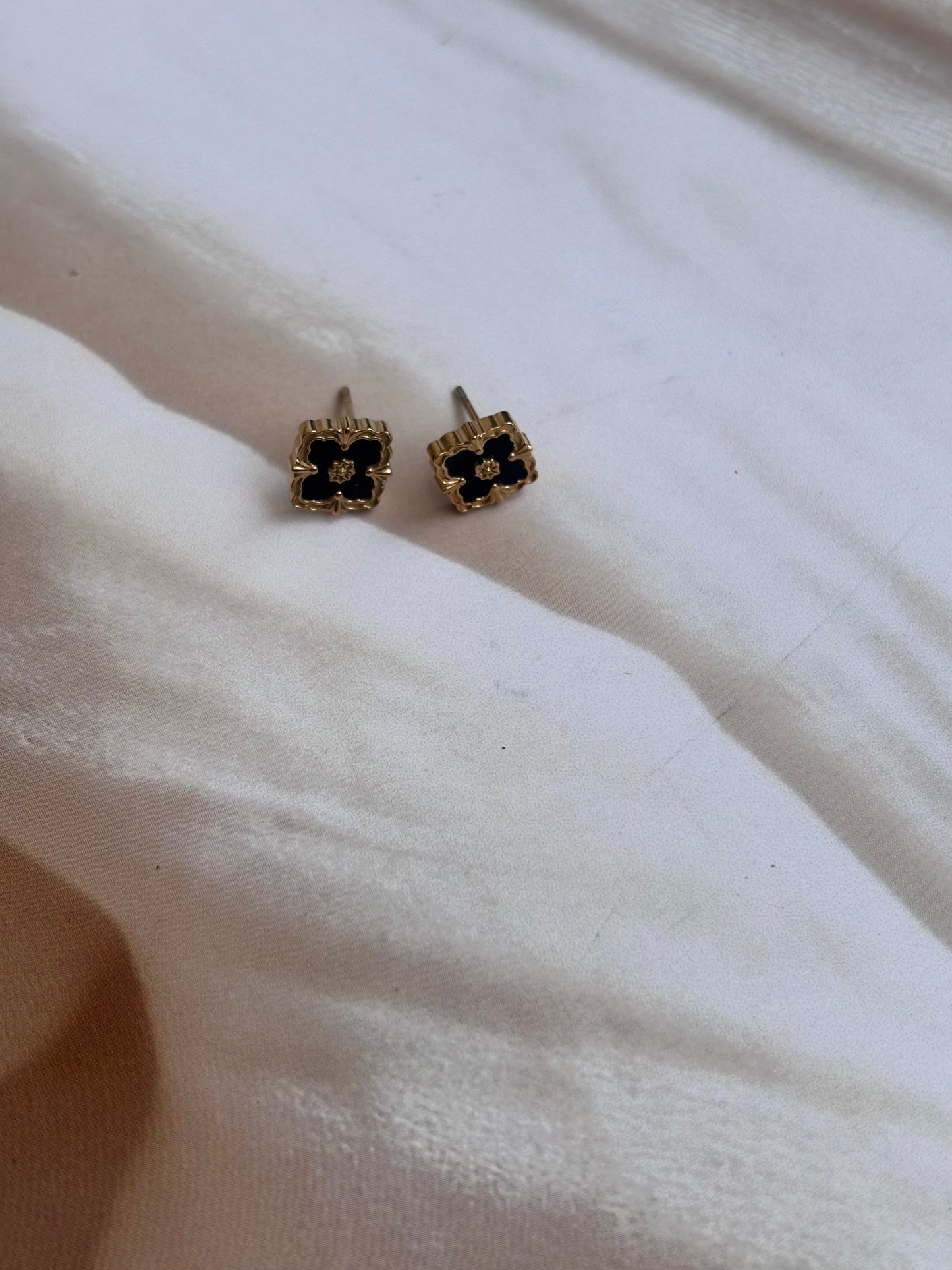 Black kite flower necklace studs set