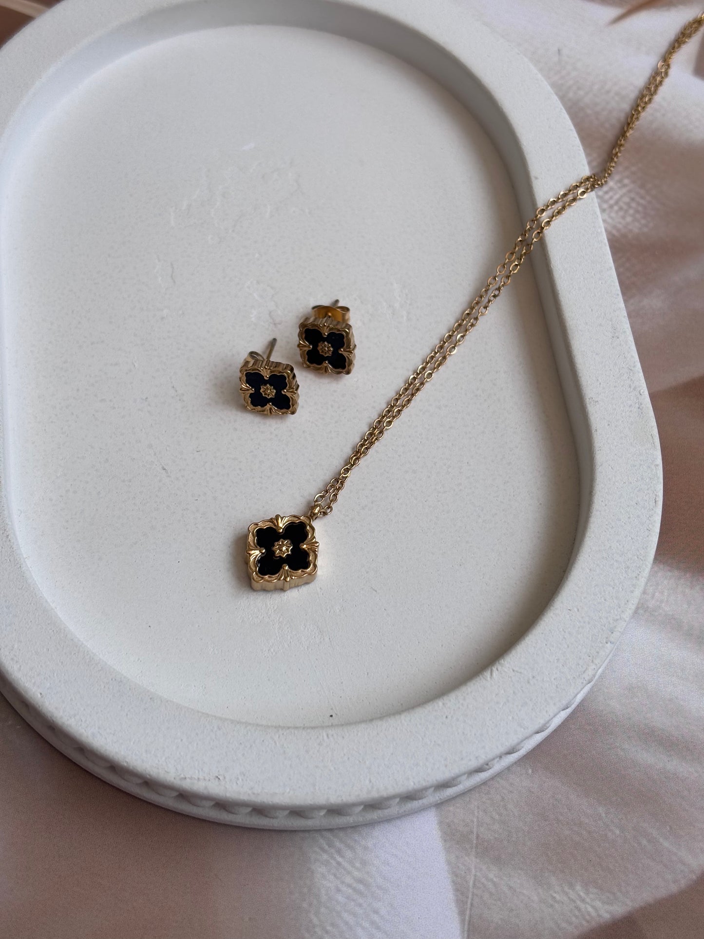 Black kite flower necklace studs set