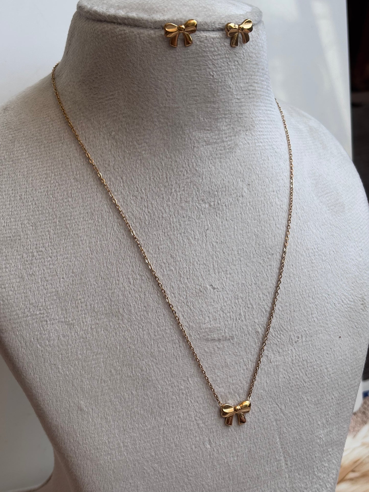 Tiny Bow necklace studs set