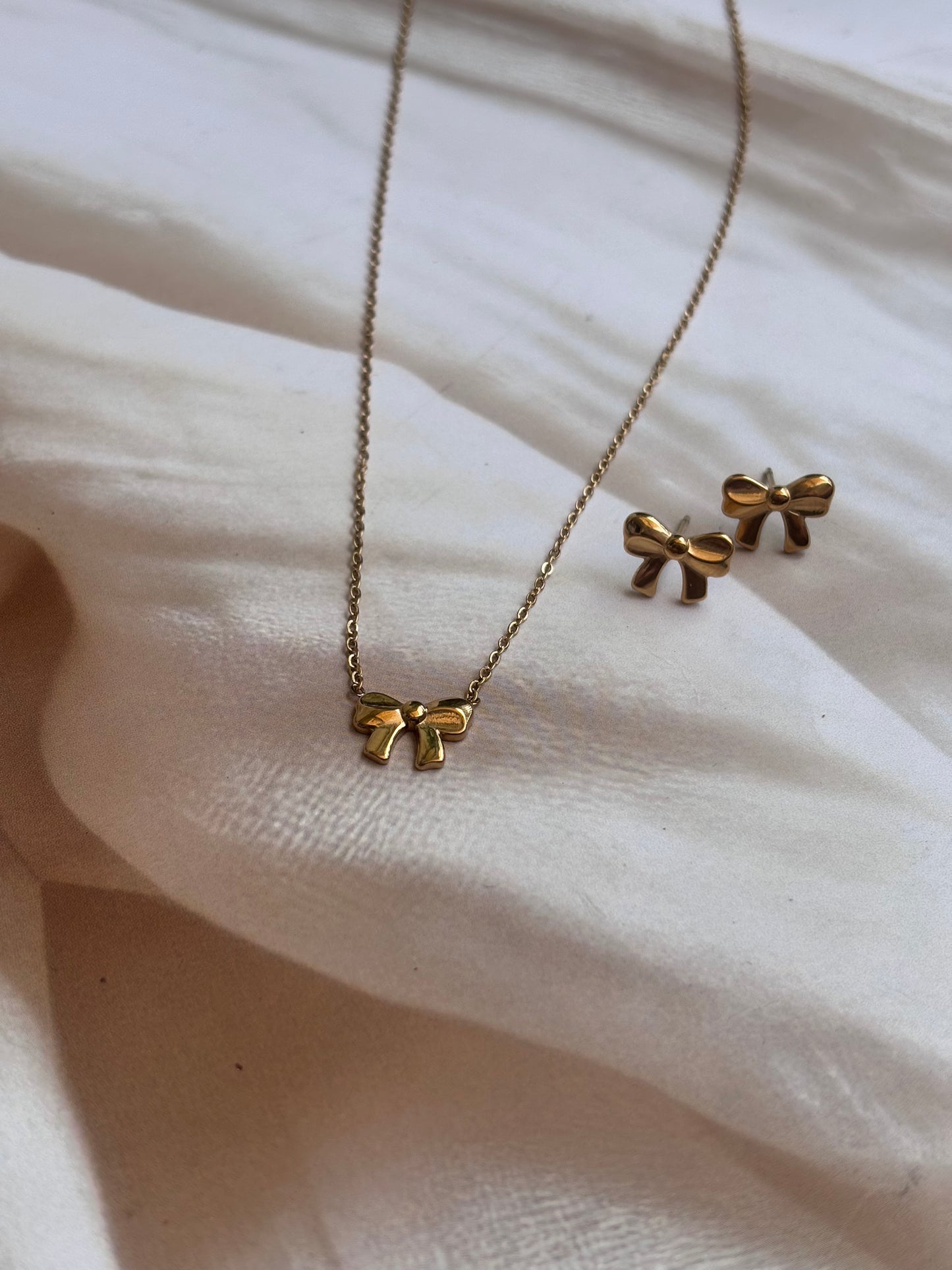 Tiny Bow necklace studs set
