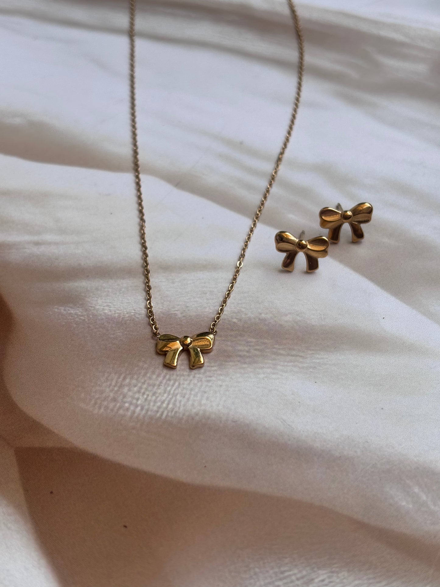 Tiny Bow necklace studs set