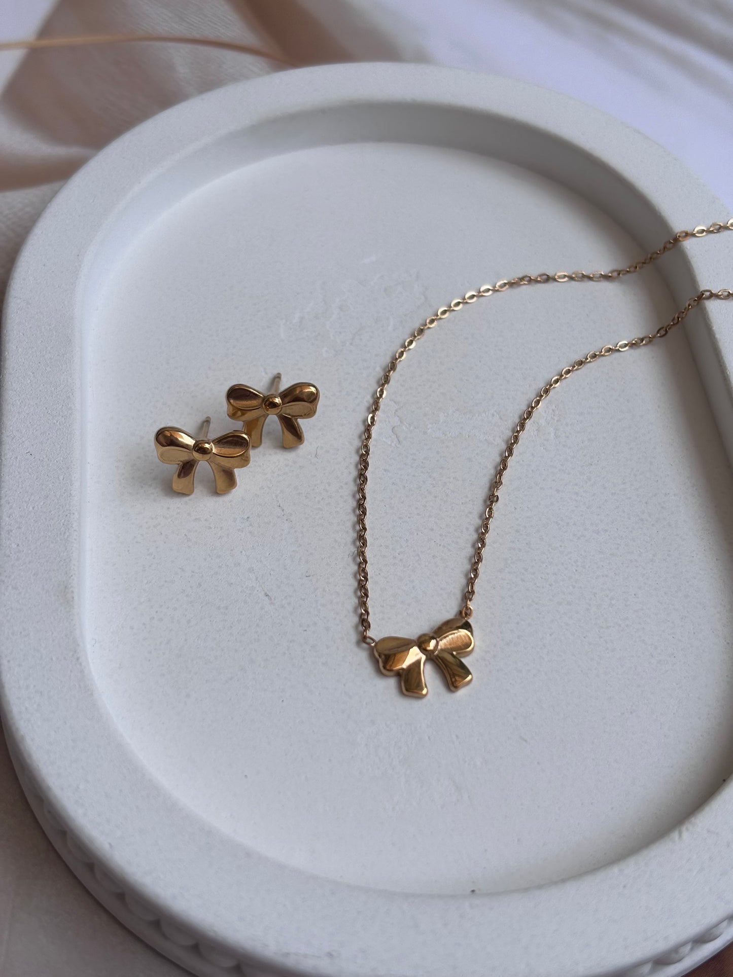 Tiny Bow necklace studs set