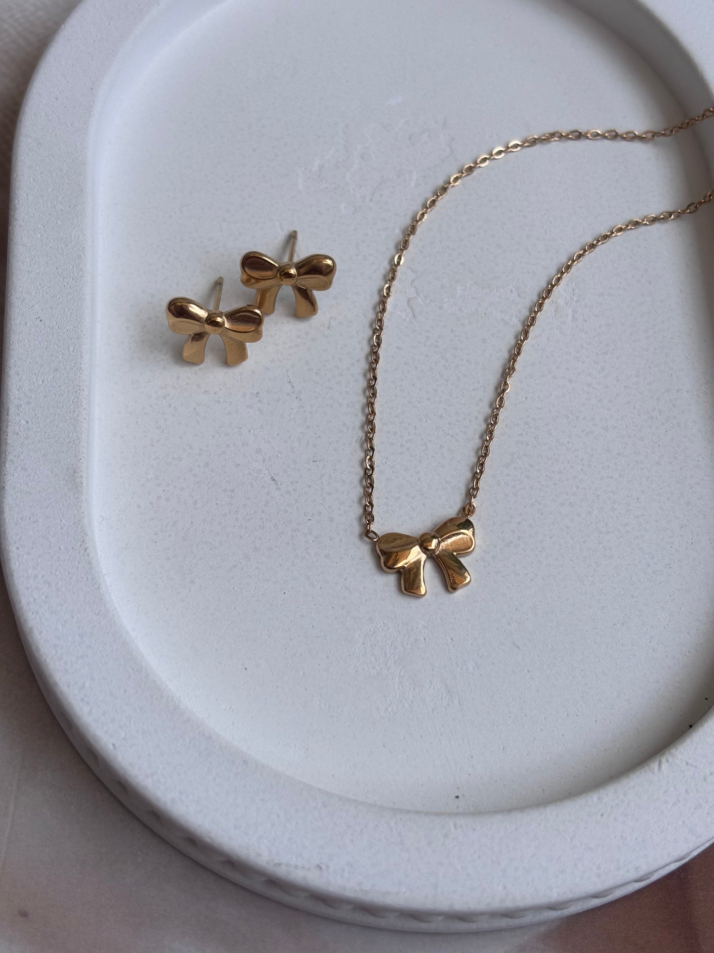 Tiny Bow necklace studs set