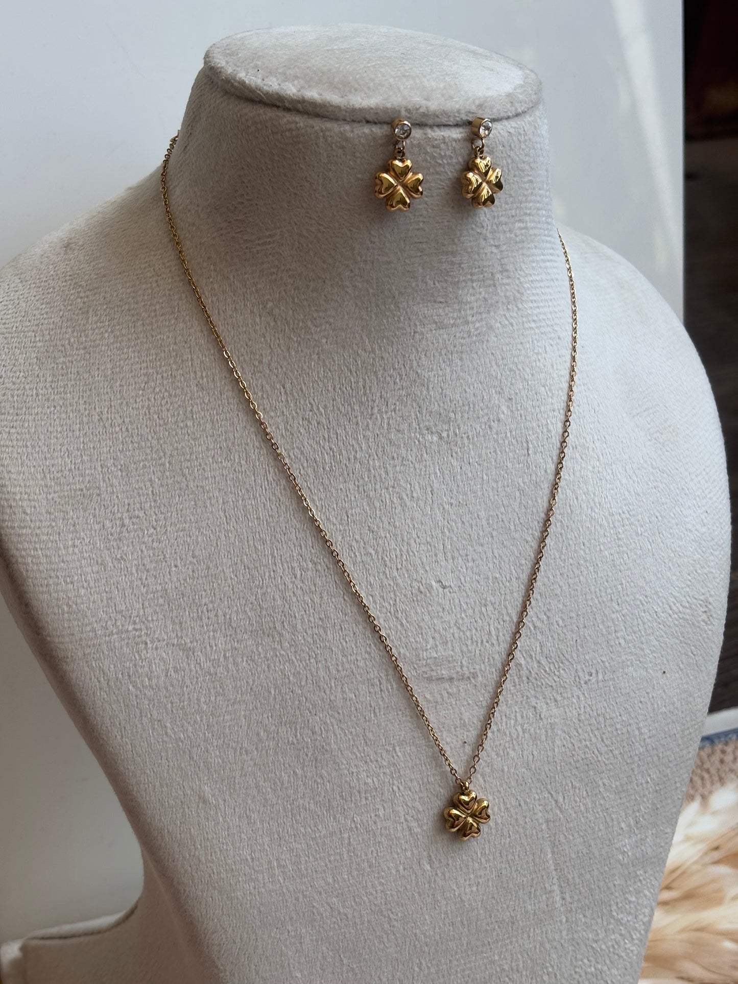 Golden flower with dangling earring chain pendant set