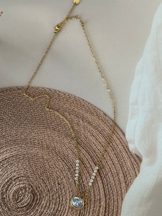Golden Monalisa white pendant Necklace